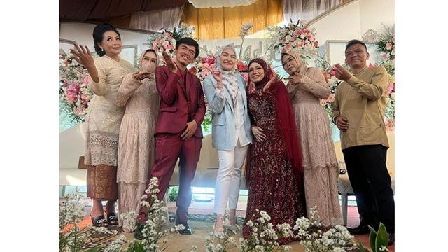 6 Potret Nathalie Holscher di Resepsi Pernikahan Tiko Anak Ibu Eny, Asyik Dangdutan