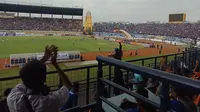 Bobotoh memenuhi Stadion Si Jalak Harupat saat laga Persib vs Persiwa. (Huyogo Simbolon)