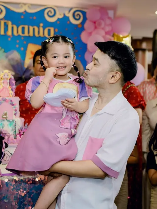 Kebahagiaan Thalia dan Thania yang bisa merayakan ulang tahun tepat di tanggal lahir bersama keluarga juga terlihat dari unggahan Ruben. Ia dan sang istri juga tak lupa memberikan ucapan doa untuk kedua putri tercinta. (Liputan6.com/IG/@ruben_onsu)