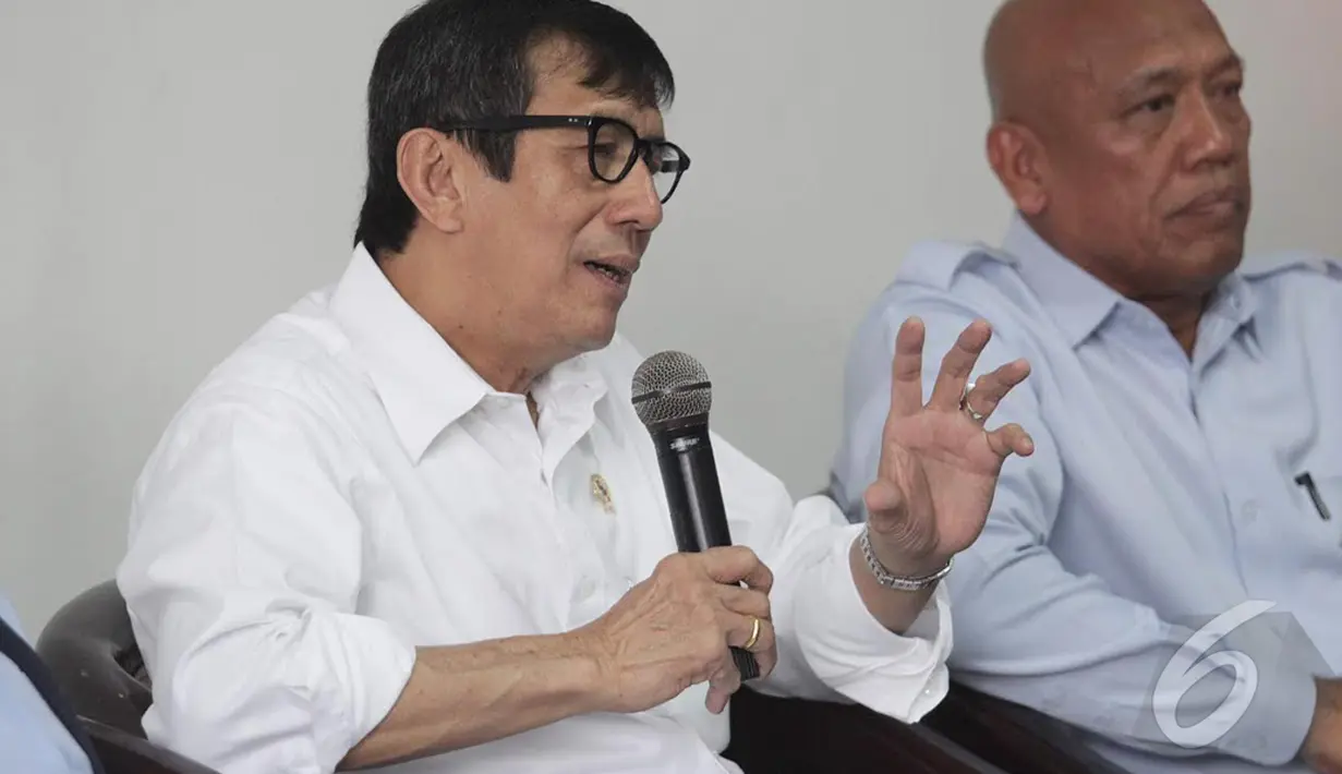 Menurut Menkum HAM, perselisihan di tubuh DPP Partai Golkar itu harus diselesaikan terlebih dulu melalui mekanisme internal partai, Jakarta, Selasa (16/12/2014) (Liputan6.com/Faizal Fanani)