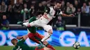 Gelandang Juventus, Miralem Pjanic, menghindari tekel dari gelandang Lokomotiv Moscow, Grzegorz Krychowiak pada laga Liga Champions di Stadion Juventus, Turin, Selasa (22/10). Juventus menang 2-1 atas Lokomotiv. (AFP/Marco Bertorello)