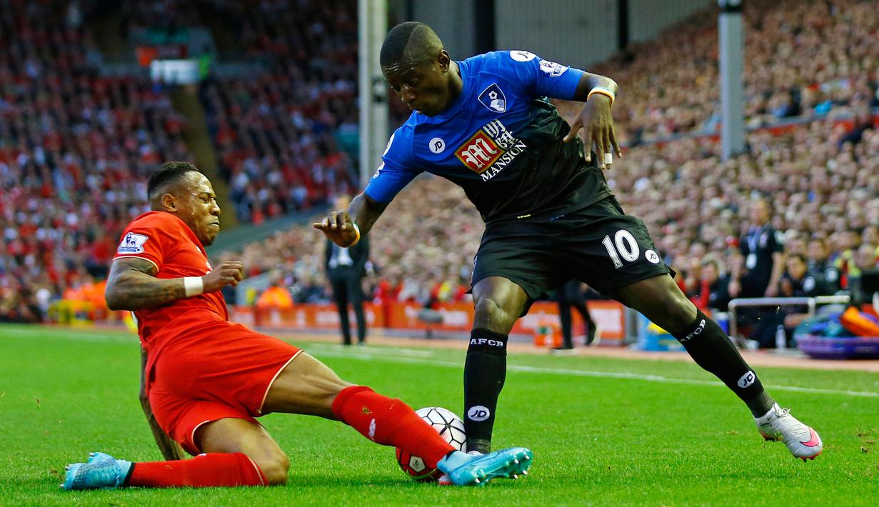Bek Liverpool Nathaniel Clyne berebut bola dengan Gelandang Bournemouth Max Gradel di Anfield stadium, Liverpool, Inggris, Senin (17/8/2015). Gol Benteke jadi satu – satunya gol bagi kemenangan Liverpool. (Reuters/Darren Staples)