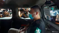 Dalam foto arsip 6 Juli 2020 ini, Tong Ying-kit tiba di pengadilan dengan mobil polisi di Hong Kong. Tong, orang pertama yang diadili di bawah undang-undang keamanan nasional Hong Kong dinyatakan bersalah atas pemisahan diri dan terorisme pada Selasa, 27 Juli 2021. (AP Photo/Vincent Yu, File)