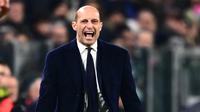 Pelatih Juventus, Massimiliano Allegri, berteriak saat memberikan arahan kepada anak asuhnya melawan Udinese pada laga lanjutan pekan ke-24 Serie A di Allianz Stadium, Selasa (13/2/2024). Massimiliano Allegri tak mampu menutupi kekecewaan setelah anak asuhnya dipermalukan Udinese. (AFP/Marco Bertorello)