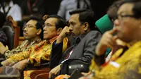 Anggota DPD RI, I Gede Pasek Suardika (tengah) mengikuti sidang di Gedung Mahkamah Konstitusi, Jakarta, Selasa (22/9/2015). Sidang beragendakan pengucapan putusan perkara DPD oleh Majelis Hakim Konstitusi. (Liputan6.com/HelmiFithriansyah)
