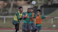 Bek Timnas Indonesia U-22, Ryuji Utomo, mengamakan kiper saat latihan di Stadion UKM, Selangor, Senin (14/8/2017). Ini merupakan latihan terakhir jelang laga SEA Games melawan Thailand. (Bola.com/Vitalis Yogi Trisna)