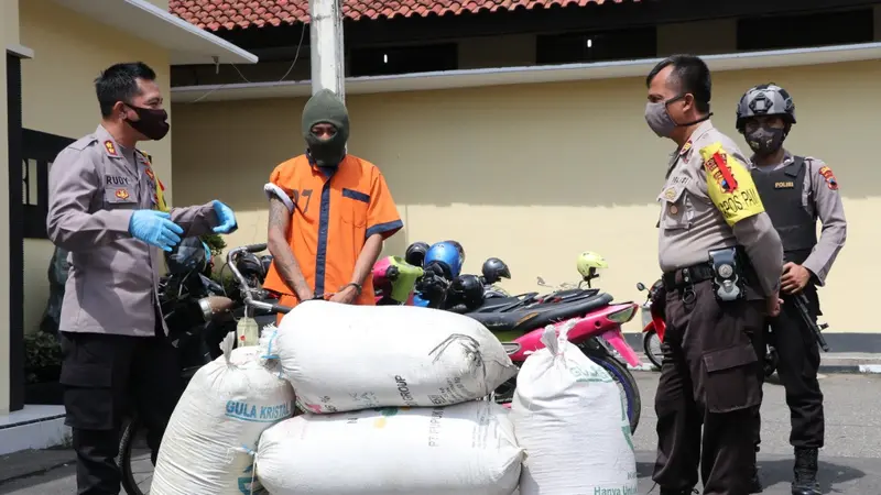 Seorang pemuda di Kebumen nekat mencuri gabah di masa pandemi Covid-19. (Foto: Liputan6.com/Humas Polres Kebumen)