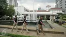 Sejumlah anggota polisi berjalan di depan Balai Kota DKI Jakarta, setelah menerima ancaman teror bom dari orang tak dikenal, Rabu (20/7). Saat ini, pengamanan kantor Gubernur Basuki Tjahaja Purnama (Ahok) diperketat. (Liputan6.com/Gempur M Surya)