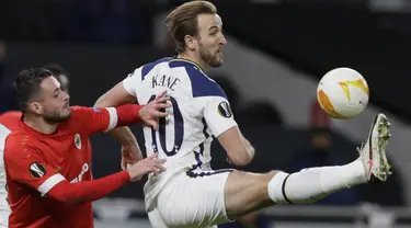 Penyerang Tottenham Hotspur, Harry Kane mencoba mengontrol bola di depan bek Royal Antwerp, Jeremy Gelin pada matchday terakhir Grup J Liga Europa di Tottenham Hotspur Stadium, Jumat (11/12/2020) dinihari WIB. Tottenham Hotspur berhasil mengalahkan Royal Antwerp 2-0.  (AP/Kirsty Wigglesworth, pool)