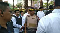 Gubernur Jawa Timur Soekarwo saat berada di TKP bom gereja di Surabaya. (Suarasurabaya.net/Anggi)