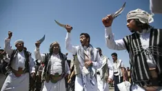 Tahanan Yaman (tengah) menampilkan tarian tradisional saat kedatangannya setelah dibebaskan koalisi pimpinan Arab Saudi di bandara di Sanaa, Yaman, Jumat (16/10/2020). Pihak yang bertikai di Yaman menyelesaikan pertukaran tahanan besar yang ditengahi PBB pada hari Jumat. (AP Photo/Hani Mohammed)