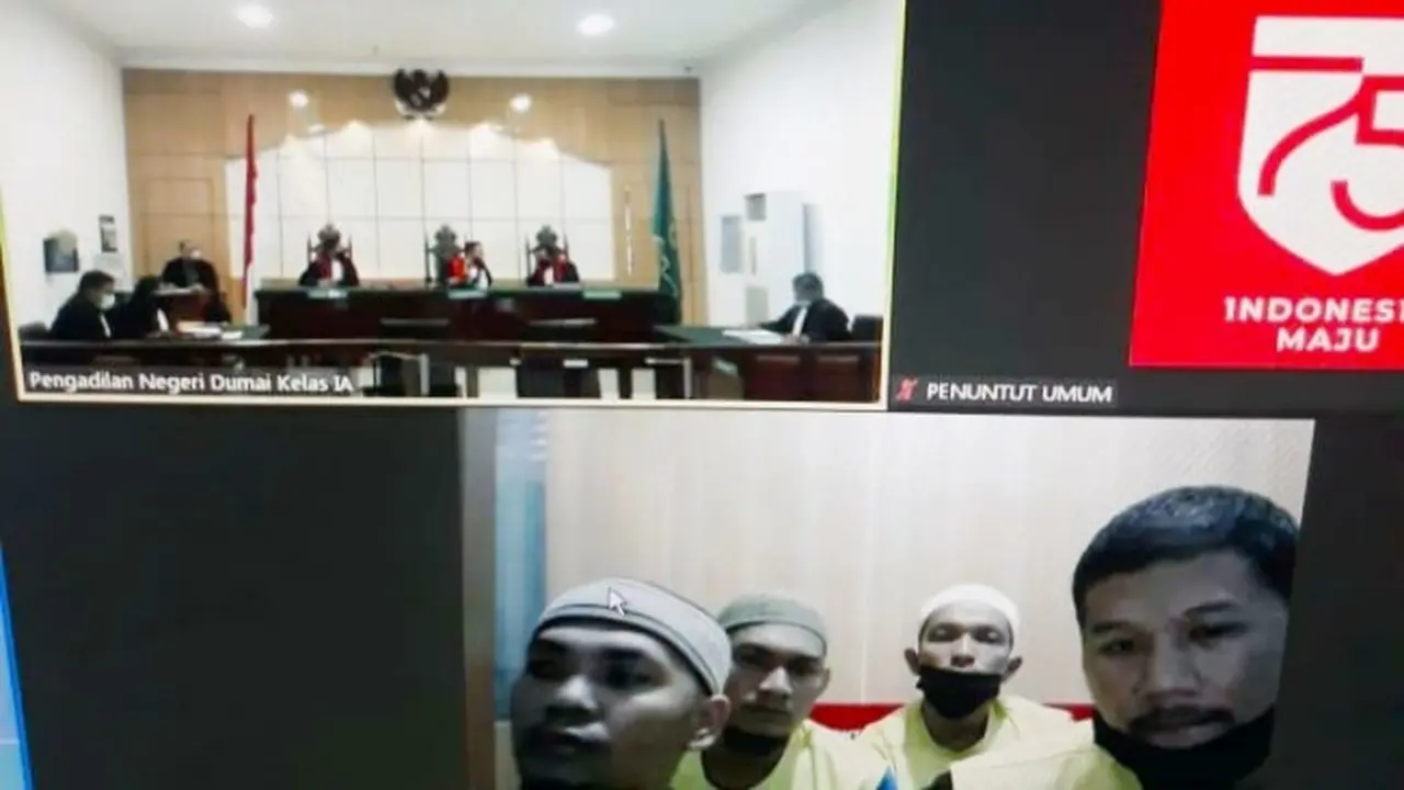 Terdakwa kasus narkoba, dua di antaranya oknum polisi, mendengarkan tuntutan JPU Kejari Dumai secara virtual.