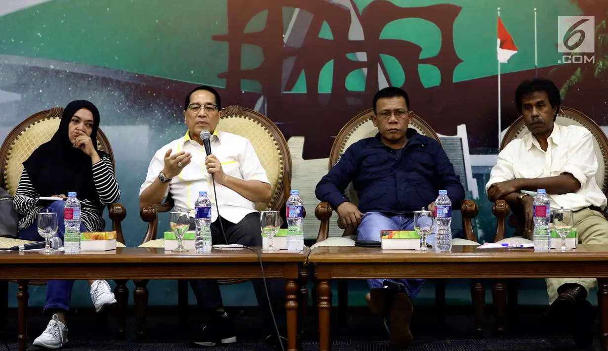 Bacaleg PAN Waode Nurhayati bersama anggota Fraksi Golkar Firman Soebagyo, anggota F-PDIP DPR RI Masinton Pasaribu, dan pakar hukum tata negara Margarito Kamis saat diskusi Forum Legislasi di Jakarta, Selasa (31/7). (Liputan6.com/JohanTallo)