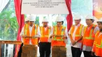 Menkeu Sri Mulyani (tengah) bersama Ketua Otoritas Jasa Keuangan (OJK) Wimboh Santoso (kiri) saat seremonial peletakan batu pertama pembangunan Kantor Pusat OJK di Jakarta, Selasa (2/4). Kantor Pusat OJK bernama Indonesia Financial Center. (Liputan6.com/Angga Yuniar)