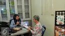 Seorang pasien berkonsultasi kepada petugas di ruang edukasi gizi diabetes melitus, Jakarta, Rabu (8/6). Dep Penyakit Dalam FK  UI dan Sun Life dirikan Poliklinik Edukasi Diabetes Melitus Terpadu di RSCM. (Liputan6.com/Yoppy Renato)