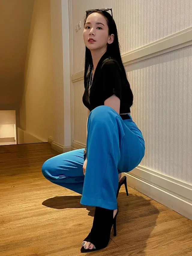 Lama Vakum, Ini 7 Potret Terbaru Jill Gladys yang Makin Awet Muda Bak ABG