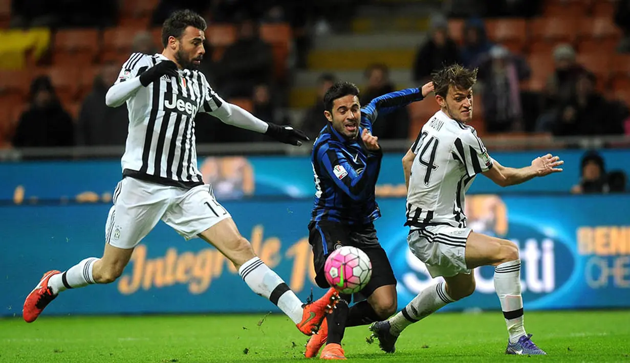 Striker Inter, Eder, berebut bola dengan bek Juventus, Daniele Rugani dan Andrea Barzagli. Pada waktu normal Inter berhasil unggul 3-0 atas Juventus. (EPA/Daniele Mascolo)