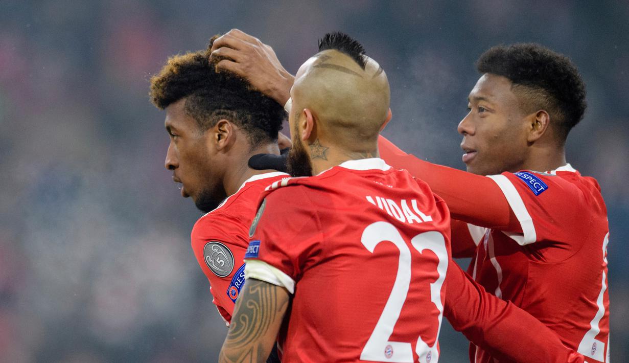 Pemain Bayern Munchen, Kingsley Coman berselebrasi dengan rekan setimnya setelah mencetak gol ke gawang Besiktas pada pertandingan pertama babak 16 besar Liga Champions di Allianz Arena, Selasa (20/2). Bayern menang telak 5-0. (Matthias Balk/dpa via AP)