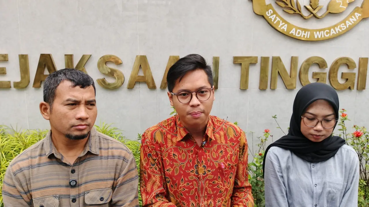 Tri Yanto (Kiri) dan pengacara publik LBH Bandung Andi Daffa Patiroi (Kanan) usai memberi keterangan di Kejati Jabar terkait dugaan korupsi Baznas Jabar. (Liputan6.com/Dikdik Ripaldi)