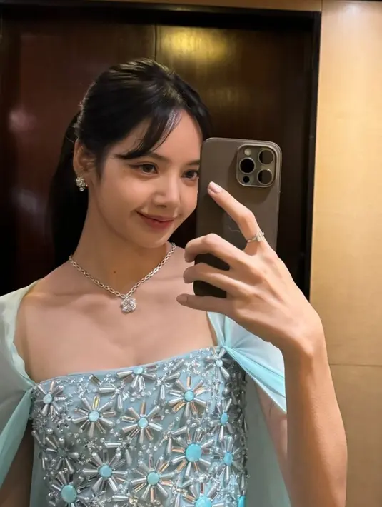 Lisa juga tampil dengan riasan wajah natural tanpa terlihat mengenakan makeup sama sekali. Hanya eyeliner tipis dan lipstik matte tipisnya. [@lalalalisa_m]