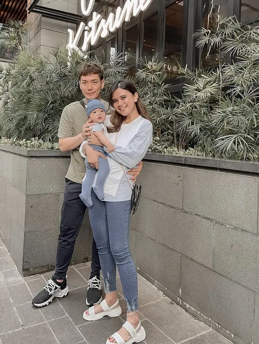 Blouse longslevee dipadukan dengan celana denim menbaut Audi tampil kasual. Ia mengenakan mini sling bag hitam dan sandal putih.@audimarissa