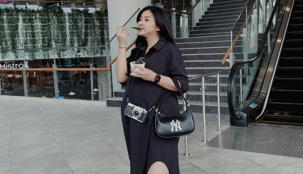 Kenakan outfit serba hitam, penampilan istri Armand Zachary ini banjir pujian. Meski sebentar lagi akan menjadi ibu, namun Adinda Azani masih terlihat seperti ABG. Pipi chubby dan wajah imutnya membuat Adinda tampak awet muda. Berpose candid sembari makan es krim, bintang FTV berusia 28 tahun ini sukses bikin warganet dan sederet rekan selebriti menjadi gemas. (Liputan6.com/IG/@dindazani)