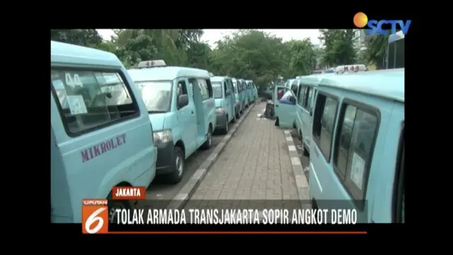 Puluhan sopir angkot jurusan Stasiun Jatinegara-Tebet demo tolak penambahan 10 armada bus Transjakarta.