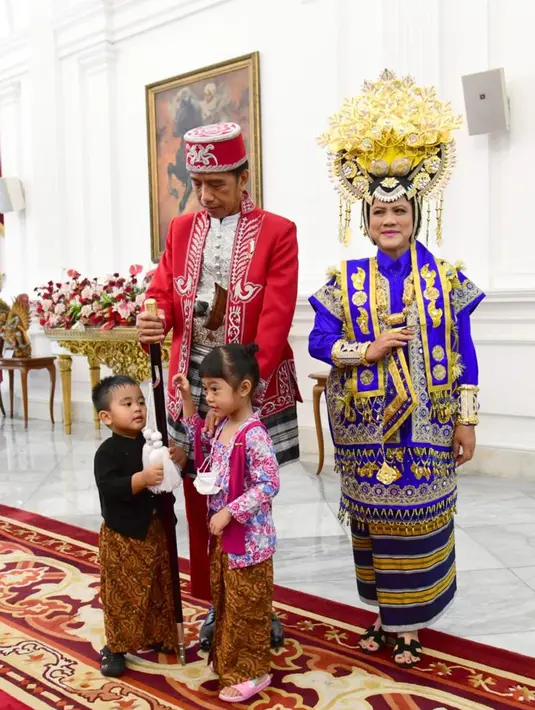 <p>Tahun ini, bukan Jan Ethes, tapi kedua kakak beradik anak dari putri Presiden Jokowi, Kahiyang Ayu, yaitu Sedah Mirah dan Panembahan Al Nahyan lah yang tampak menemani Presiden Jokowi dan Ibu Iriana dalam potret yang gemas. Diunggah di akun Instagram Presiden Jokowi, Sedah Mirah berpose gemas bersama sang adik di depan Presiden Jokowi dan Ibu Iriana mengenakan busana khas daerah Jawa.</p>