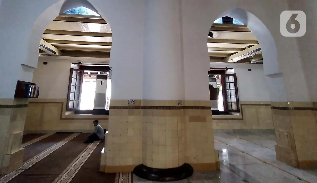 Umat muslim melaksanakan ibadah di Masjid Agung Demak, Bintoro, Demak, Jawa Tengah, pada akhir Maret 2022. Arsitektur Masjid Agung Demak tetap sederhana namun terkesan megah, anggun, indah, dan sangat berkarismatik. (merdeka.com/Iqbal S. Nugroho)