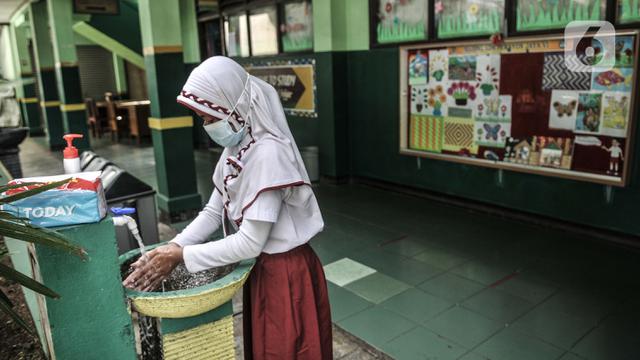 Siswa SD di Bekasi Kembali Sekolah Tatap Muka