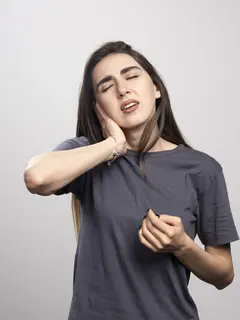 Beberapa cara yang bisa membantu menenangkan diri saat emosi. (foto: azerbaijan_stockers/freepik)