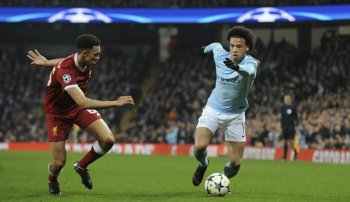Gelandang Manchester City, Leroy Sane, berusaha melewati bek Liverpool, Trent Alexander-Arnold, pada laga leg kedua perempat final Liga Champions di Stadion Etihad, Rabu (11/4/2018). Manchester City takluk 1-2 dari Liverpool. (AP/Rui Vieira)