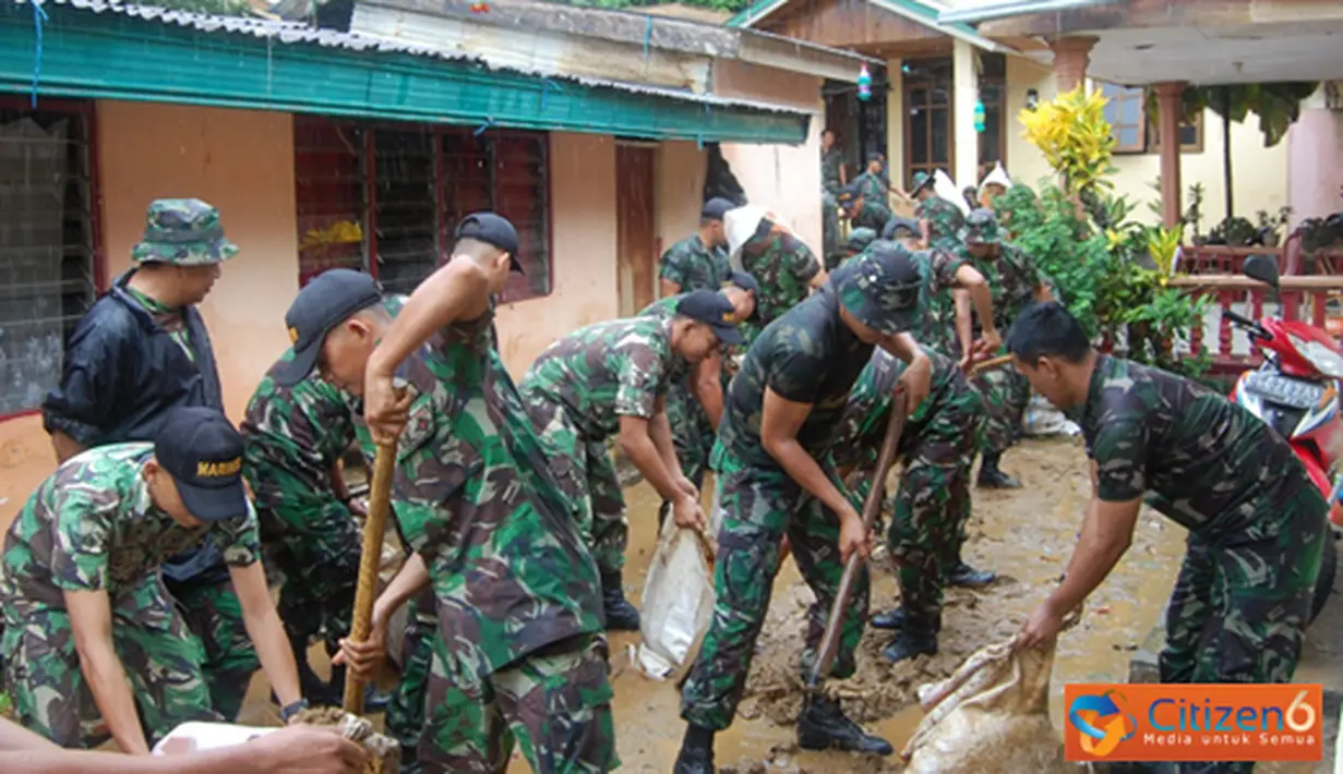 Citizen6, Nusaniwe: Para prajurit Yonmarhanlan IX Ambon Tagana serta masyarakat bersama-sama melaksanakan pembersihkan longsor di lokasi kejadian, dengan mengangkat lumpur maupun sampah untuk dibuang dengan menggunakan mobil truk. (Pengirim: Marinir)