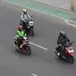Pengendara sepeda motor melintas di kawasan Jalan Jenderal Sudirman, Jakarta, Selasa (10/10/2023). (Liputan6.com/Angga Yuniar)