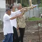 Presiden Joko Widodo (tengah) didampingi Menteri PUPR Basuki Hadimuljono (kiri) dan Gubernur Jawa Tengah Ganjar Pranowo (kanan) saat meninjau pembangunan Pasar Johar Semarang, Senin (30/12/2019). Jokowi meninjau pembangunan fasilitas sarana-prasarana di Pasar Johar Semarang. (Liputan6.com/Gholib)