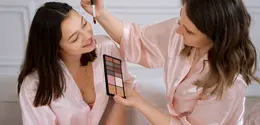 Makeup dengan nuansa plum kini semakin digemari karena mampu menghadirkan tampilan yang lembut sekaligus berani dalam waktu bersamaan. Warna ini berada di antara ungu dan merah, sehingga memberikan kesan hangat, romantis, dan dewasa. (foto/dok: freepik)