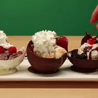 Malam Minggu ini nggak ke mana-mana? Yuk, bikin es krim mangkuk dari balon. :D