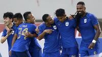 Para pemain PSIS Semarang merayakan gol keempat ke gawang Persita Tangerang yang dicetak Hari Nur Yulianto (kedua dari kanan) dalam lanjutan pertandingan babak penyisihan Grup A Piala Presiden 2022 antara PSIS Semarang menghadapi Persita Tengerang di Stadion Manahan, Solo, Jawa Tengah, Senin (13/6/2022). (Bola.com/Arief Bagus)