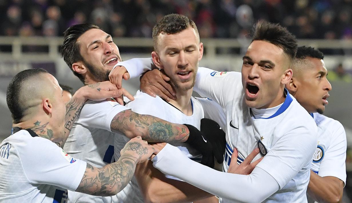 Selebrasi gol ketiga Inter Milan yang dicetak Ivan Perisic pada laga lanjutan Serie A yang berlangsung di stadion Artemio Franci, Firenze, Senin (25/2). Inter Milan imbang 3-3 kontra Fiorentina (AFP/Tiziana Fabi)