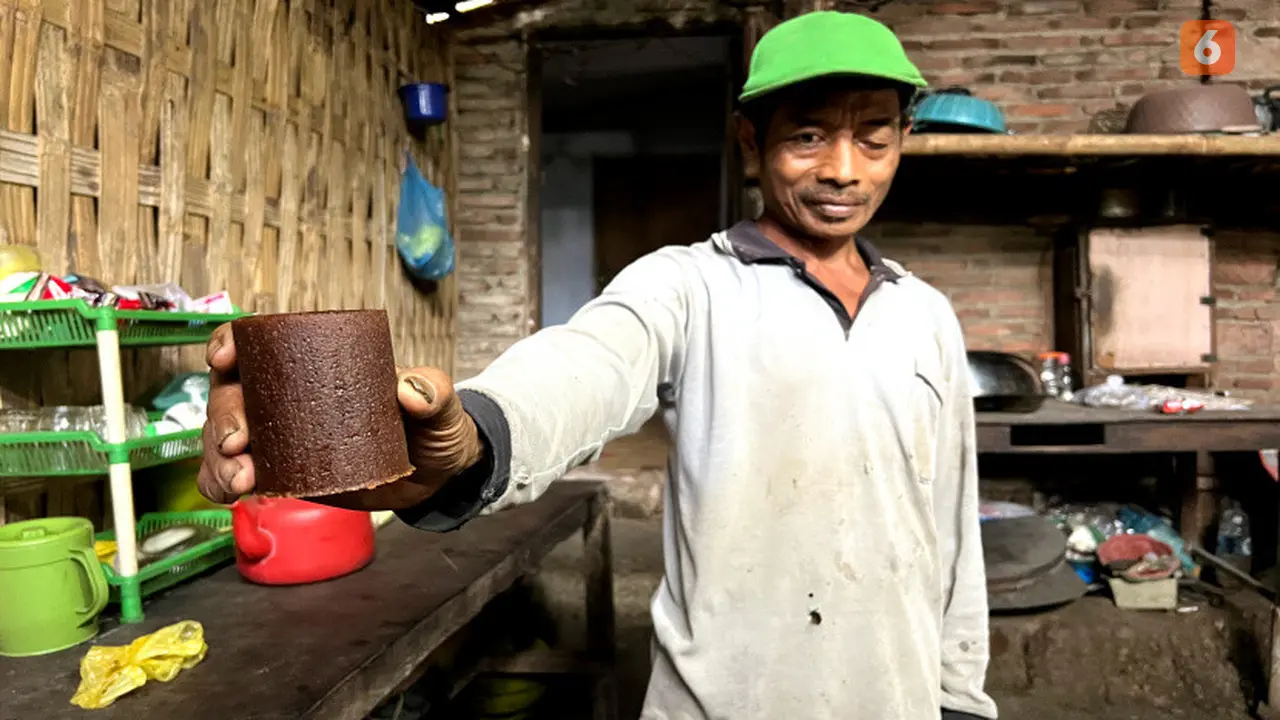 Suroso salah satu produsen gula aren di Desa Banjar menunjukan hasil olahannya. (Hermawan Arifianto/Liputan6.com)