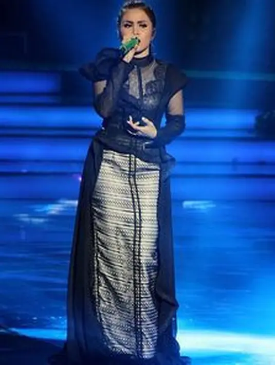 Foto di tahun 2016, sebagai vokalist band, tentu Momo mengimbangi musiknya dengan gaya panggungnya. Sama-sama gaun tapi bernuansa lebih dark dengan warna hitam  (Foto: Instagram @therealmomogeisha)