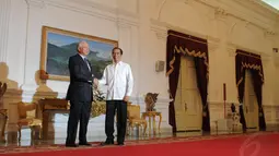 Presiden Jokowi menemui Perdana Menteri Malaysia Najib Razak dengan busana khasnya, kemeja putih lengan panjang tanpa dasi dan jas, Jakarta, (20/10/14). (Liputan6.com/Herman Zakharia)