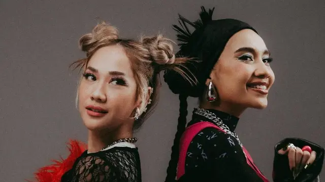 Bunga Citra Lestari dengan beragam tatanan rambut blonde. [@itsmebcal]