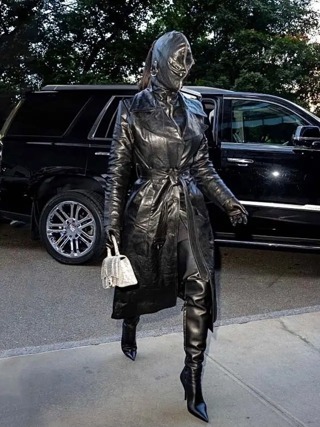 6 Potret Kim Kardashian Pakai Outfit hingga Tutupi Wajah, Tak Hanya di Met Gala