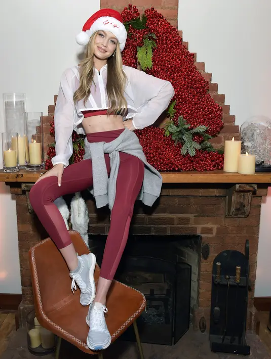 Penampilan Gigi Hadid dalam Holiday Party yang digelar brand sport ternama Reebok di New York City, 14 Desember 2017. Dalam foto bernuansa natal tersebut, Gigi Hadid tak ketinggalan mengenakan topi Santa Claus. (Jason Kempin/Getty Images for Reebok/AFP)