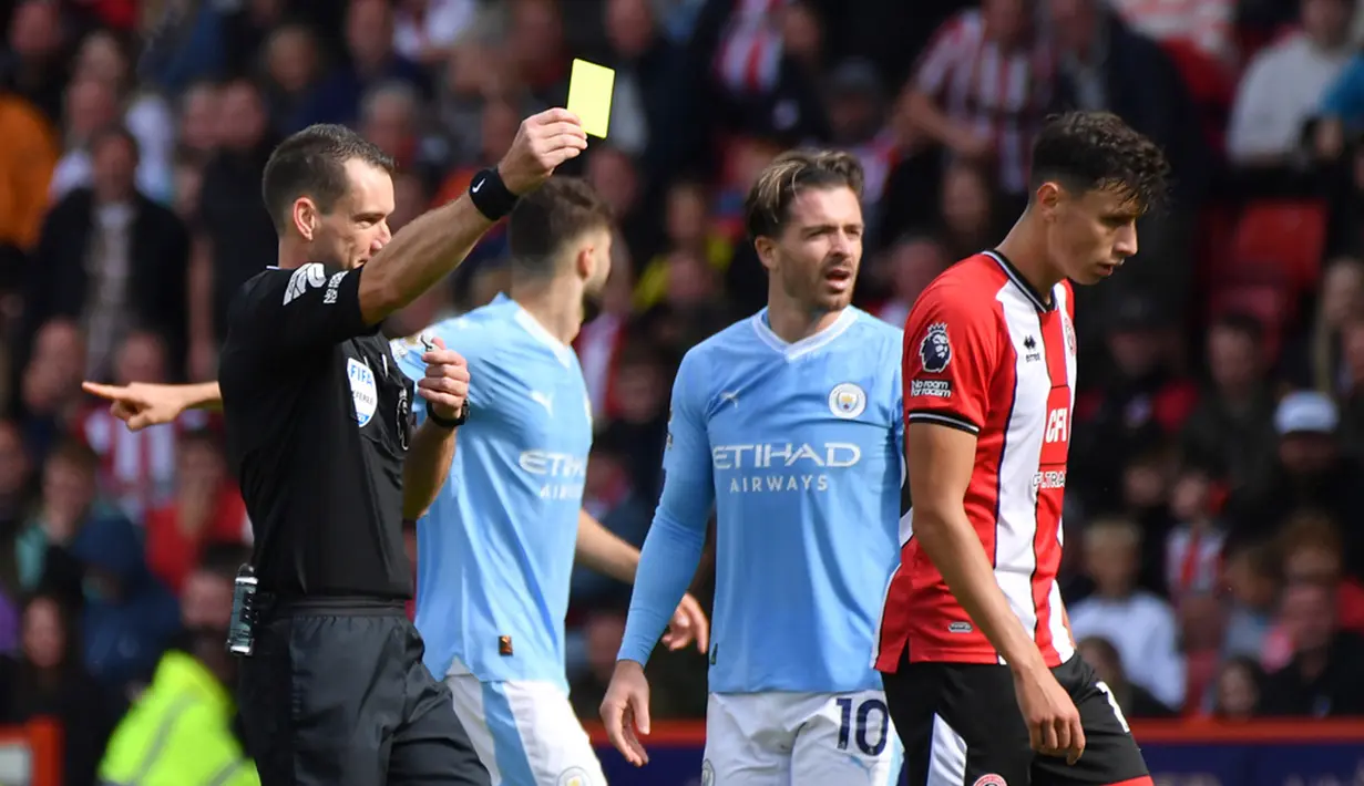 Sudah unggul, Manchester City seperti biasa tetap menguasai bola dan berniat melakukannya hingga partai berakhir. Namun, Sheffield United bisa menyamakan kedudukan lima menit sebelum waktu normal. Jayden Bogle mencatatkan nama di papan skor menyusul kesalahan Kyle Walker di menit ke-85. (AP Photo/Rui Vieira)