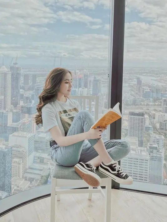 Wanita yang akrab disapa Chelsea ini juga sering tampil dengan celana denim dan kaus. Dengan rambut gelombang terurai, Chelsea melengkapi penampilannya menggunakan sneakers. (Liputan6.com/IG/@agatha_chelsea)