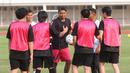 <p>Mantan penyerang Manchester United, Jesse Lingard bersalaman dengan para pemain muda setelah memberikan coaching clinic di Stadion Madya Senayan, Jakarta Pusat, Sabtu (10/6/2023). Kegiatan tersebut diikuti oleh hampir 100 anak dari Jakarta Intercultural School dan ada juga dari sekolah sepak bola lainnya. (Bola.com/M Iqbal Ichsan)</p>