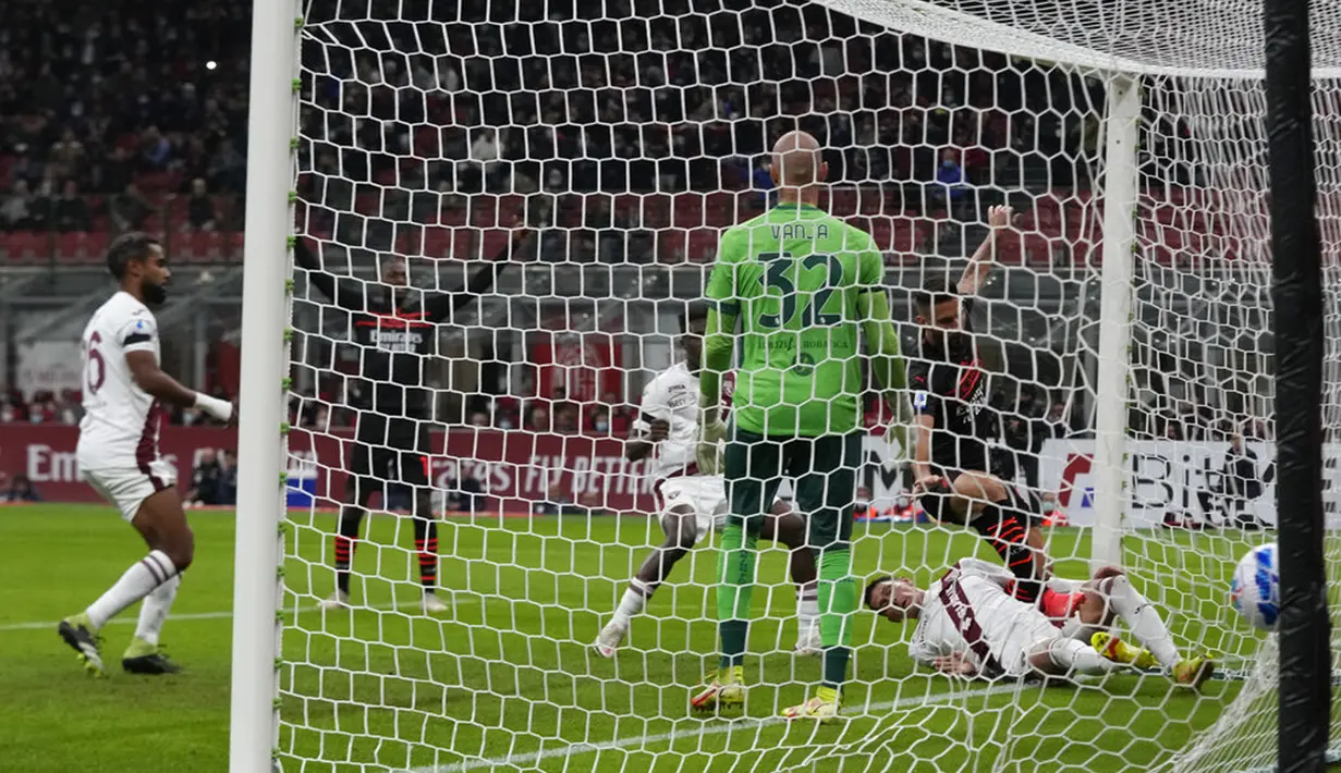 Pemain AC Milan Olivier Giroud (kanan) mencetak gol ke gawang Torino pada pertandingan Liga Italia Serie A di Stadion San Siro, Milan, Italia, 26 Oktober 2021. AC Milan menang 1-0. (AP Photo/Luca Bruno)