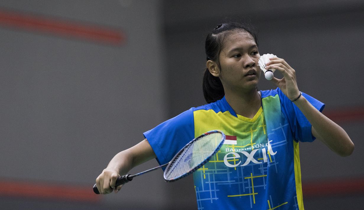 Tunggal putri Exist, Siti Azzahra, bersiap memukul kok saat melawan tunggal Jaya Raya, Maharani Batari, pada final tim beregu Pembangunan Jaya Cup 2019 di GOR Jaya Raya, Banten, Sabtu (21/12). Exist menang 3-1 atas Jaya Raya. (Bola.com/Vitalis Yogi Trisna)